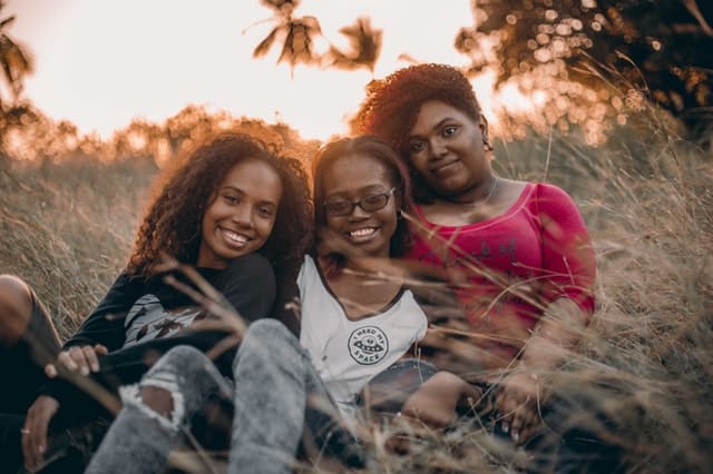 how to describe relationships in English- friends sitting in field